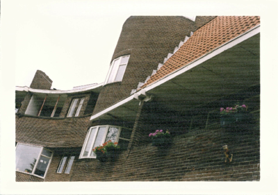  Voorgevel van woningcomplex met balkons Bernoulliplein, Groningen 100581