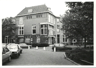  Herenhuis met geparkeerde auto's en betonnen paaltjes H.W. Mesdagplein 16, Groningen 100590