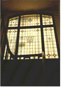  Glas-in-loodramen in trappenhuis van voormalig Geografisch Instituut Kraneweg 74, Groningen 100592