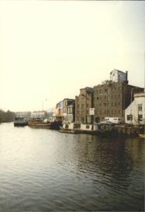  Kanaal met schepen en pakhuizen Aweg 43, 44, Groningen 100602, 100587