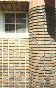  Detail van voorgevel met metselwerk en venstertje Westerhaven 11, Groningen 100607