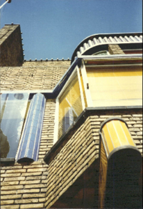  Detail van voorgevel met stalen vensters en gresbuizen Westerhaven 11, Groningen 100607