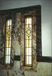  Marmeren lambrisering en vensteromlijsting met glas-in-lood ramen Verlengde Hereweg 167, Groningen 100615