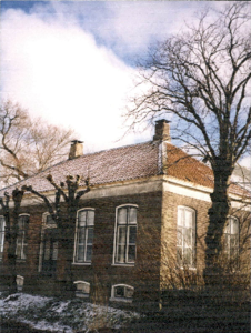  Voorhuis van boerderij 't Witte Lam met knotbomen Groningerweg 46, Groningen 100620