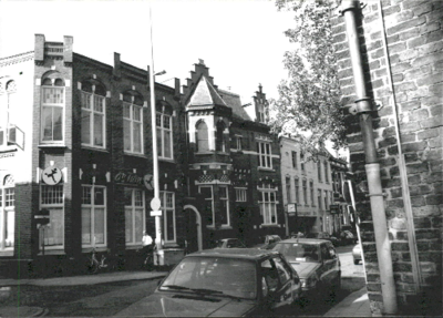  Voorgevel van voormalig klooster en geparkeerde auto's Akerkhof 22, Groningen 100623