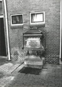  Natuurstenen pomp op binnenterrein Akerkstraat 22, Groningen 100626
