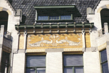  Detail van voorgevel met tegeltableau met pauwen Brugstraat 7, Groningen 100628