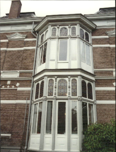  Driekantige uitbouw met glas-in-lood bovenlichten Emmaplein 3, Groningen 100636