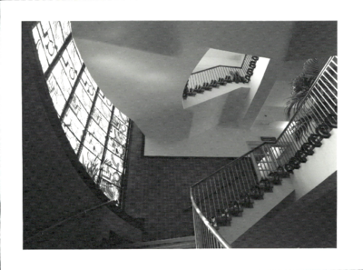  Overzicht van trappenhuis met glas-in-loodraam Gedempte Zuiderdiep 96, Groningen 100643