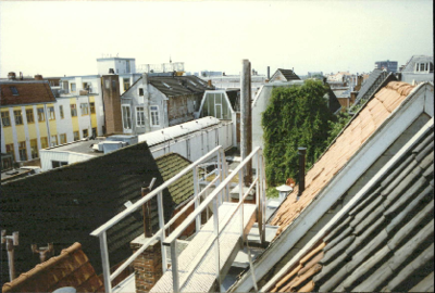  Zicht langs daken en metalen loopbrug Gelkingestraat 25, Groningen 100644
