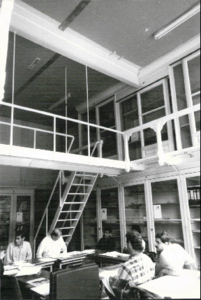  Natuurkundelokaal met houten balustrade in voormalige Rijks HBS Kamerlingheplein 1, 2, 3, 4, 5, 6, 7, 8, 9, 10, 11, ...