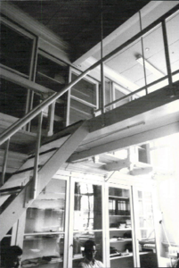  Houten balustrade met secondaire loopbrug in natuurkundelokaal Kamerlingheplein 1, 2, 3, 4, 5, 6, 7, 8, 9, 10, 11, 12, ...