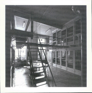  Natuurkundelokaal met kasten en houten balustrade Kamerlingheplein 1, 2, 3, 4, 5, 6, 7, 8, 9, 10, 11, 12, 13, ...