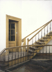  Glasdeur, balustrade en trap met traphek in lichtkoepel in voormalige Rijks HBS Kamerlingheplein 1, 2, 3, 4, 5, 6, 7, ...