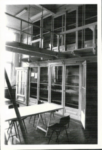  Kastenwand en houten balustrade in natuurkundelokaal van voormalige Rijks HBS Kamerlingheplein 1, 2, 3, 4, 5, 6, 7, 8, ...