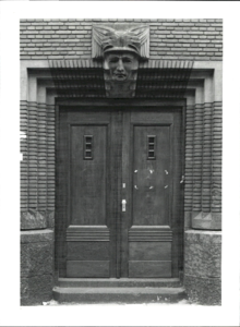  Entree van bankgebouw met natuurstenen sluisteen met kop van Mercurius en gevleugelde helm Herestraat 106, 108, ...