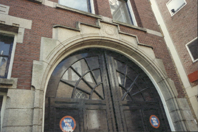  Natuurstenen halfronde poort met dubbele deuren in voorgevel Martinikerkhof 8, Groningen 100678