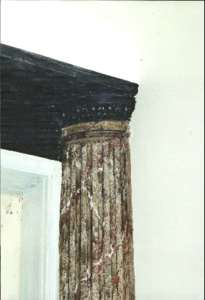  Geschilderde marmering op kolom Munnekeholm 12, Groningen 100682