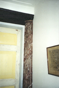  Geschilderde marmering op klom naast deur Munnekeholm 12, Groningen 100682