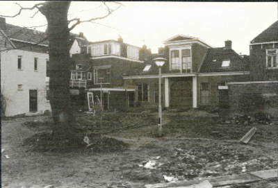  Achtergevel van poortgebouw en binnentuin met boom van Doopsgezind Gasthuis Nieuwe Boteringestraat 47, Groningen 100683