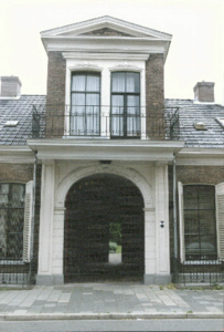  Voorgevel met poort en balkon van Doopsgezind Gasthuis Nieuwe Boteringestraat 47, Groningen 100683