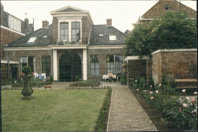  Tuin met rozenperk en achtergevel van poortgebouw Doopsgezind Gasthuis Nieuwe Boteringestraat 47, Groningen 100683