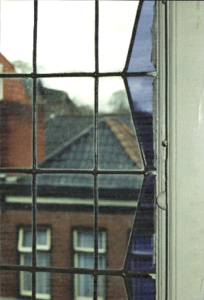  Detail van glas-in-loodraam Nieuwe Boteringestraat 98, Groningen 100686