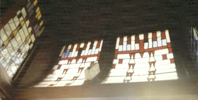  Binnenzijde van glas-in-lood bovenlichten van winkelpui Nieuwe Boteringestraat 98, Groningen 100686