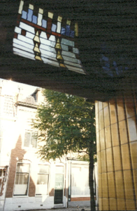  Betegelde portiek met binnenzijde van glas-in-lood bovenlicht Nieuwe Boteringestraat 98, Groningen 100686