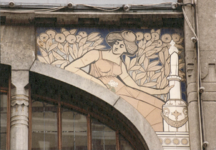  Detail van voorgevel met terracotta tegeltableau met afbeelding van vrouw Oosterstraat 19, Groningen 100694