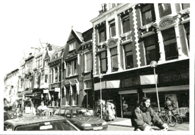 Straatbeeld met voorgevels en verkeer Oude Ebbingestraat 41, 43, 45, 47, Groningen 100701, 100702, 102946