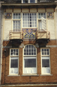  Detail van voorgevel met tegeltableau's en half ronde balkons Oude Ebbingestraat 51, Groningen 100703