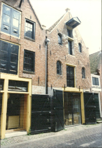  Voorgevels van pakhuizen met trijshuisje Kleine Butjesstraat 1, 3, Groningen 102425