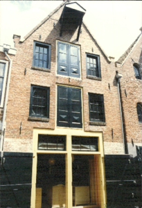  Voorgevel van pakhuis met trijshuisje Kleine Butjesstraat 3, Groningen 102425