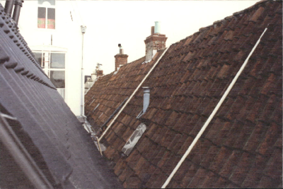  Achtergevel nr. 54 en daken met schoorstenen Oude Ebbingestraat 52, 54, Butjesstraat 1, 3, Groningen 100704, 102966