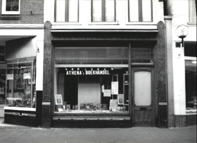  Winkelpui van Athena's Boekhandel Oude Kijk in 't Jatstraat 42, Groningen 100708