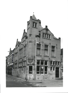  Gevels van hoekpand voormalig bankgebouw Pelsterstraat 44, Kleine Pelsterstraat 9, Groningen 100709