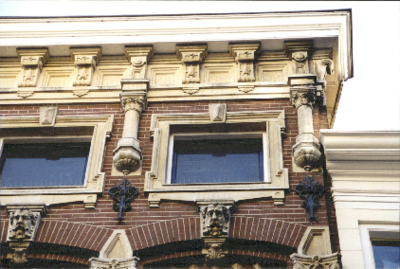  Detail van bovenkant voorgevel met kroonlijst Poelestraat 11, Groningen 100710