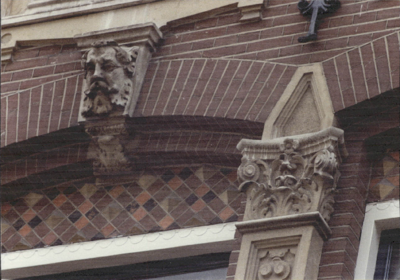  Detail van voorgevel met ornamenten Poelestraat 11, Groningen 100710