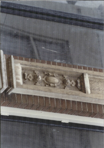  Detail van voorgevel met ornament tussen twee vensters Poelestraat 11, Groningen 100710