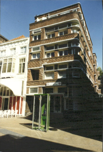  Gevels van voormalig hotel met groene telefooncel Poelestraat 12, Groningen 100713