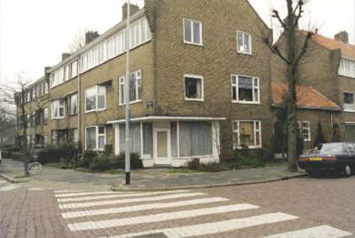  Hoek van woningcomplex met voormalige winkeldeur en etalage Coendersweg 4, Groningen 100845