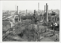  gemeentelijke gasfabriek: * Op de voorgrond rechts is de kleine loods (Silo) te zien die er nu nog staat (Rijks ...