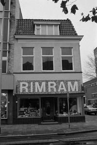  Voorgevel met winkelpui van hoekpand Rademarkt 10, Groningen 103179