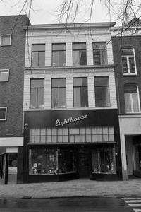  Voorgevel met winkelpui en neonreclame 'lighthouse' Guldenstraat 2, Groningen 102189