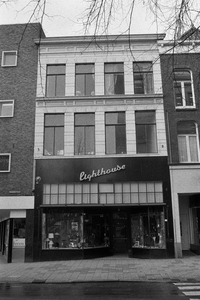  Voorgevel met later aangebrachtte winkelpui en neonreclame 'lighthouse' Guldenstraat 2, Groningen 102189