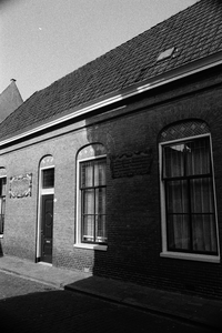  Voorgevel met gevelsteen van Lamme Huiningegasthuis Akerkstraat 22, Groningen 100626