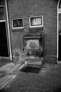  Natuurstenen waterpomp van Lamme Huiningegasthuis Akerkstraat 22, Groningen 100626