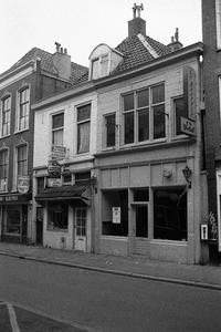  Voorgevel van dubbelpand met winkelpuien Gelkingestraat 14, 16, Groningen 102109, 102110