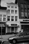  Voorgevel met winkelpui en lichtreclamebak van Schlaman Bonbon atelier Brugstraat 3, Groningen 103817